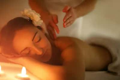 Masaje Relajante con Velas Calientes Aromáticas