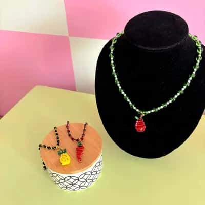 Taller de Collares en Chaquiras: Tu Charm de la Suerte