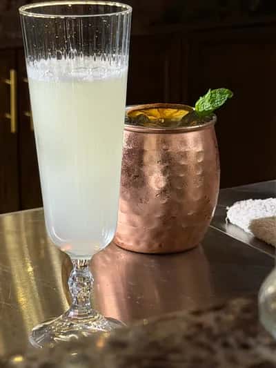 Drinks Clandestinos en un Speakeasy