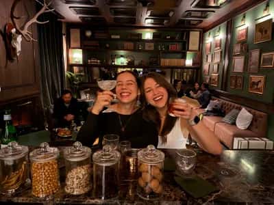 Drinks Clandestinos en un Speakeasy