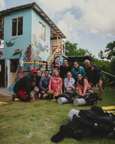Providencia: Sharks, Culture & Yoga - Para Buzos Avanzados