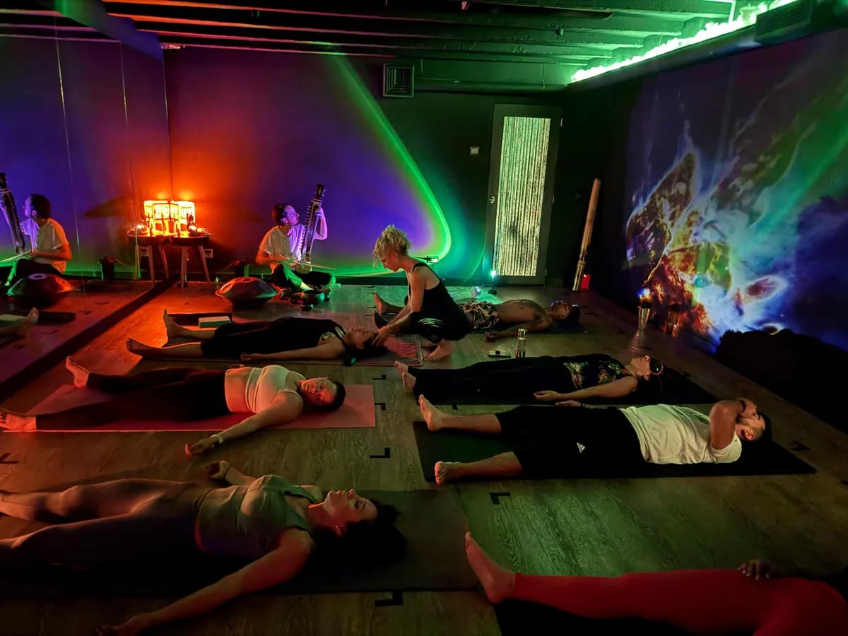Clase de Hot Yoga en Estudio Premium