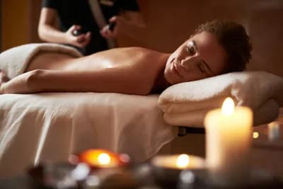 Masaje Relajante con Velas Calientes Aromáticas