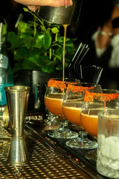 Clase de Coctelería del Mundo en iLatina