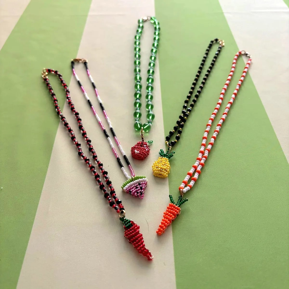 Taller de Collares en Chaquiras: Tu Charm de la Suerte