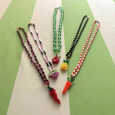 Taller de Collares en Chaquiras: Tu Charm de la Suerte