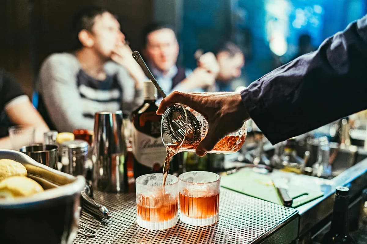 Drinks Clandestinos en un Speakeasy